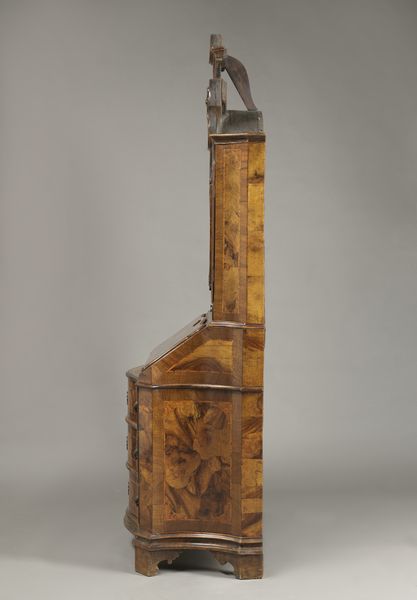 MANIFATTURA VENETA : Cassettone a ribalta con alzata, a tre cassetti e anta calatoia, mosso sul fronte e i fianchi, in noce e radica di noce, piedi a mensola  - Asta Asta 395 | ARTE ANTICA E DEL XIX SECOLO Online - Associazione Nazionale - Case d'Asta italiane