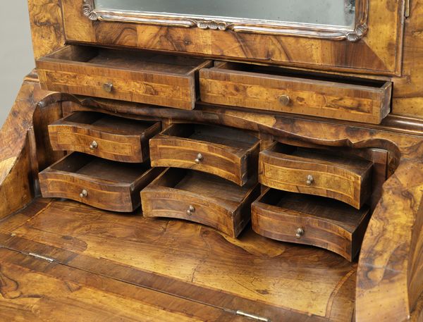 MANIFATTURA VENETA : Cassettone a ribalta con alzata, a tre cassetti e anta calatoia, mosso sul fronte e i fianchi, in noce e radica di noce, piedi a mensola  - Asta Asta 395 | ARTE ANTICA E DEL XIX SECOLO Online - Associazione Nazionale - Case d'Asta italiane