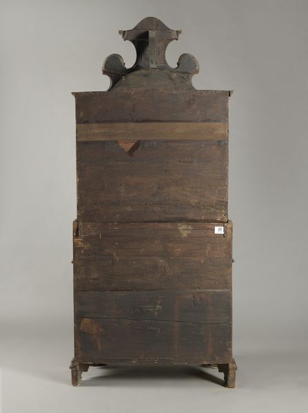 MANIFATTURA VENETA : Cassettone a ribalta con alzata, a tre cassetti e anta calatoia, mosso sul fronte e i fianchi, in noce e radica di noce, piedi a mensola  - Asta Asta 395 | ARTE ANTICA E DEL XIX SECOLO Online - Associazione Nazionale - Case d'Asta italiane