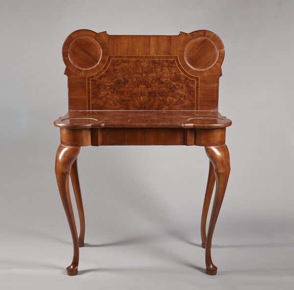 MANIFATTURA FERRARESE : Tavolino da gioco lastronato in radica di noce con piano sagomato apribile e cassetto sul fronte, gambe arcuate  - Asta Asta 395 | ARTE ANTICA E DEL XIX SECOLO Online - Associazione Nazionale - Case d'Asta italiane