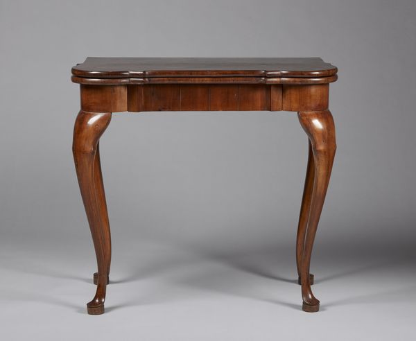 MANIFATTURA FERRARESE : Tavolino da gioco lastronato in radica di noce con piano sagomato apribile e cassetto sul fronte, gambe arcuate  - Asta Asta 395 | ARTE ANTICA E DEL XIX SECOLO Online - Associazione Nazionale - Case d'Asta italiane