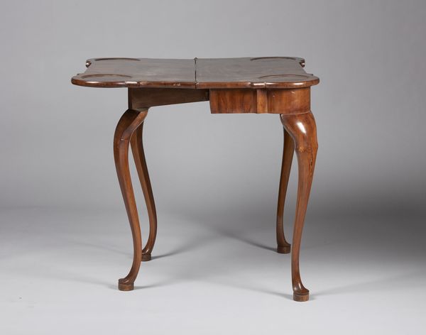 MANIFATTURA FERRARESE : Tavolino da gioco lastronato in radica di noce con piano sagomato apribile e cassetto sul fronte, gambe arcuate  - Asta Asta 395 | ARTE ANTICA E DEL XIX SECOLO Online - Associazione Nazionale - Case d'Asta italiane