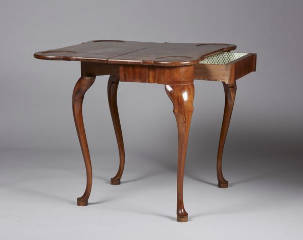 MANIFATTURA FERRARESE : Tavolino da gioco lastronato in radica di noce con piano sagomato apribile e cassetto sul fronte, gambe arcuate  - Asta Asta 395 | ARTE ANTICA E DEL XIX SECOLO Online - Associazione Nazionale - Case d'Asta italiane