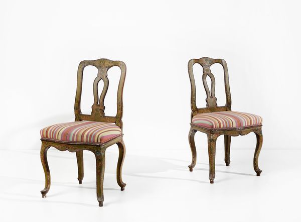 MANIFATTURA VENEZIANA DEL XIX SECOLO : Coppia di sedie in legno laccato, schienale a giorno di linea mossa con cartella traforata, gambe arcuate poggianti su piedi a ricciolo  - Asta Asta 395 | ARTE ANTICA E DEL XIX SECOLO Online - Associazione Nazionale - Case d'Asta italiane