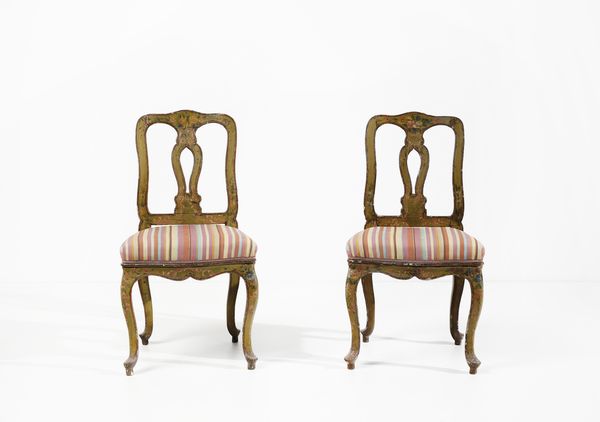 MANIFATTURA VENEZIANA DEL XIX SECOLO : Coppia di sedie in legno laccato, schienale a giorno di linea mossa con cartella traforata, gambe arcuate poggianti su piedi a ricciolo  - Asta Asta 395 | ARTE ANTICA E DEL XIX SECOLO Online - Associazione Nazionale - Case d'Asta italiane