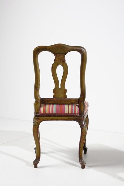 MANIFATTURA VENEZIANA DEL XIX SECOLO : Coppia di sedie in legno laccato, schienale a giorno di linea mossa con cartella traforata, gambe arcuate poggianti su piedi a ricciolo  - Asta Asta 395 | ARTE ANTICA E DEL XIX SECOLO Online - Associazione Nazionale - Case d'Asta italiane
