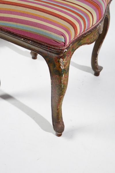 MANIFATTURA VENEZIANA DEL XIX SECOLO : Coppia di sedie in legno laccato, schienale a giorno di linea mossa con cartella traforata, gambe arcuate poggianti su piedi a ricciolo  - Asta Asta 395 | ARTE ANTICA E DEL XIX SECOLO Online - Associazione Nazionale - Case d'Asta italiane