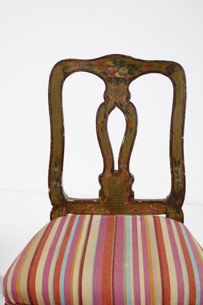 MANIFATTURA VENEZIANA DEL XIX SECOLO : Coppia di sedie in legno laccato, schienale a giorno di linea mossa con cartella traforata, gambe arcuate poggianti su piedi a ricciolo  - Asta Asta 395 | ARTE ANTICA E DEL XIX SECOLO Online - Associazione Nazionale - Case d'Asta italiane