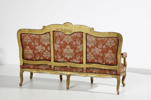 MANIFATTURA DEL XIX SECOLO : Salotto composto da cinque elementi in legno intagliato e dorato in stile Luigi XV  - Asta Asta 395 | ARTE ANTICA E DEL XIX SECOLO Online - Associazione Nazionale - Case d'Asta italiane