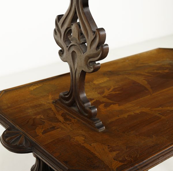 GALL� : Etagere in legno intagliato e intarsiato in varie essenze a decorazioni floreali  - Asta Asta 395 | ARTE ANTICA E DEL XIX SECOLO Online - Associazione Nazionale - Case d'Asta italiane