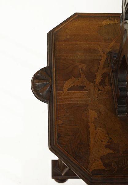 GALL� : Etagere in legno intagliato e intarsiato in varie essenze a decorazioni floreali  - Asta Asta 395 | ARTE ANTICA E DEL XIX SECOLO Online - Associazione Nazionale - Case d'Asta italiane