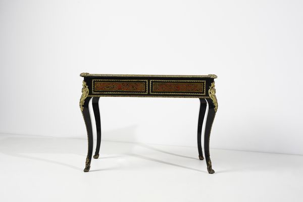 MANIFATTURA FRANCESE DEL XIX-XX SECOLO : Tavolino in stile Boulle in legno ebanizzato e lastronato in tartaruga e ottone, con applicazioni in bronzo dorato, piano con profilo in bronzo dorato, fascia a due cassetti e gambe arcuate  - Asta Asta 395 | ARTE ANTICA E DEL XIX SECOLO Online - Associazione Nazionale - Case d'Asta italiane