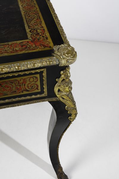 MANIFATTURA FRANCESE DEL XIX-XX SECOLO : Tavolino in stile Boulle in legno ebanizzato e lastronato in tartaruga e ottone, con applicazioni in bronzo dorato, piano con profilo in bronzo dorato, fascia a due cassetti e gambe arcuate  - Asta Asta 395 | ARTE ANTICA E DEL XIX SECOLO Online - Associazione Nazionale - Case d'Asta italiane