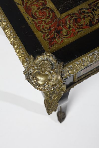 MANIFATTURA FRANCESE DEL XIX-XX SECOLO : Tavolino in stile Boulle in legno ebanizzato e lastronato in tartaruga e ottone, con applicazioni in bronzo dorato, piano con profilo in bronzo dorato, fascia a due cassetti e gambe arcuate  - Asta Asta 395 | ARTE ANTICA E DEL XIX SECOLO Online - Associazione Nazionale - Case d'Asta italiane