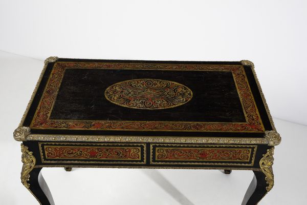 MANIFATTURA FRANCESE DEL XIX-XX SECOLO : Tavolino in stile Boulle in legno ebanizzato e lastronato in tartaruga e ottone, con applicazioni in bronzo dorato, piano con profilo in bronzo dorato, fascia a due cassetti e gambe arcuate  - Asta Asta 395 | ARTE ANTICA E DEL XIX SECOLO Online - Associazione Nazionale - Case d'Asta italiane