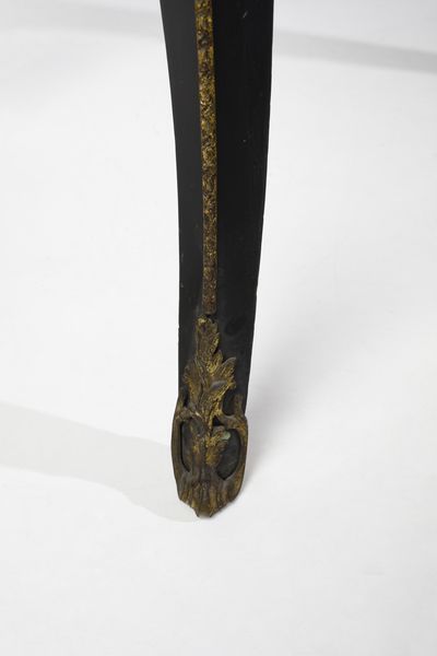 MANIFATTURA FRANCESE DEL XIX-XX SECOLO : Tavolino in stile Boulle in legno ebanizzato e lastronato in tartaruga e ottone, con applicazioni in bronzo dorato, piano con profilo in bronzo dorato, fascia a due cassetti e gambe arcuate  - Asta Asta 395 | ARTE ANTICA E DEL XIX SECOLO Online - Associazione Nazionale - Case d'Asta italiane