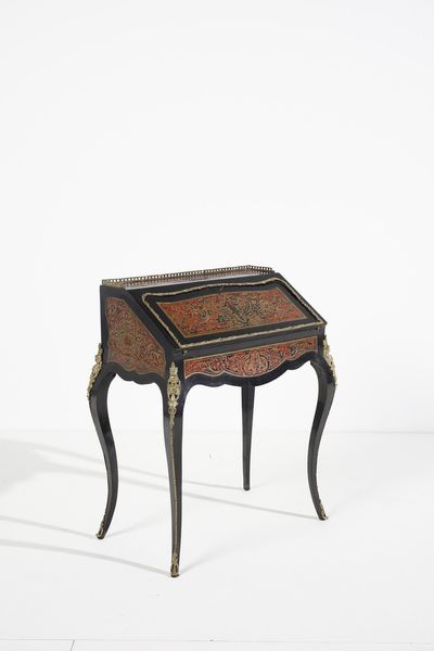 MANIFATTURA FRANCESE DEL XIX-XX SECOLO : Scrittoio a ribalta in stile Boulle in legno ebanizzato e lastronato in tartaruga e ottone, con applicazioni in bronzo dorato e gambe arcuate  - Asta Asta 395 | ARTE ANTICA E DEL XIX SECOLO Online - Associazione Nazionale - Case d'Asta italiane
