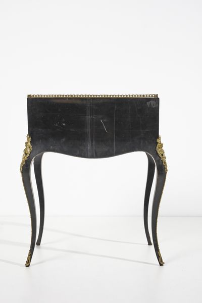 MANIFATTURA FRANCESE DEL XIX-XX SECOLO : Scrittoio a ribalta in stile Boulle in legno ebanizzato e lastronato in tartaruga e ottone, con applicazioni in bronzo dorato e gambe arcuate  - Asta Asta 395 | ARTE ANTICA E DEL XIX SECOLO Online - Associazione Nazionale - Case d'Asta italiane