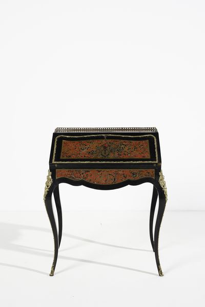MANIFATTURA FRANCESE DEL XIX-XX SECOLO : Scrittoio a ribalta in stile Boulle in legno ebanizzato e lastronato in tartaruga e ottone, con applicazioni in bronzo dorato e gambe arcuate  - Asta Asta 395 | ARTE ANTICA E DEL XIX SECOLO Online - Associazione Nazionale - Case d'Asta italiane