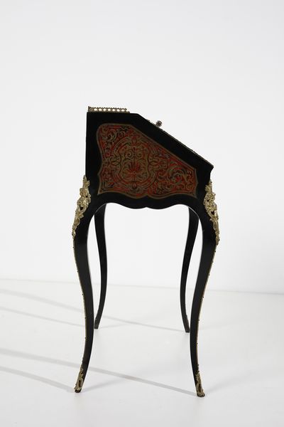 MANIFATTURA FRANCESE DEL XIX-XX SECOLO : Scrittoio a ribalta in stile Boulle in legno ebanizzato e lastronato in tartaruga e ottone, con applicazioni in bronzo dorato e gambe arcuate  - Asta Asta 395 | ARTE ANTICA E DEL XIX SECOLO Online - Associazione Nazionale - Case d'Asta italiane