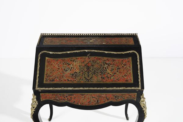 MANIFATTURA FRANCESE DEL XIX-XX SECOLO : Scrittoio a ribalta in stile Boulle in legno ebanizzato e lastronato in tartaruga e ottone, con applicazioni in bronzo dorato e gambe arcuate  - Asta Asta 395 | ARTE ANTICA E DEL XIX SECOLO Online - Associazione Nazionale - Case d'Asta italiane