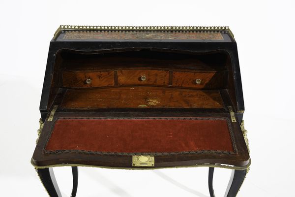 MANIFATTURA FRANCESE DEL XIX-XX SECOLO : Scrittoio a ribalta in stile Boulle in legno ebanizzato e lastronato in tartaruga e ottone, con applicazioni in bronzo dorato e gambe arcuate  - Asta Asta 395 | ARTE ANTICA E DEL XIX SECOLO Online - Associazione Nazionale - Case d'Asta italiane