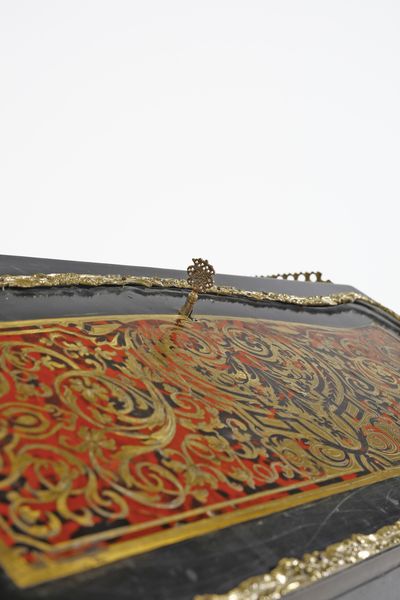 MANIFATTURA FRANCESE DEL XIX-XX SECOLO : Scrittoio a ribalta in stile Boulle in legno ebanizzato e lastronato in tartaruga e ottone, con applicazioni in bronzo dorato e gambe arcuate  - Asta Asta 395 | ARTE ANTICA E DEL XIX SECOLO Online - Associazione Nazionale - Case d'Asta italiane