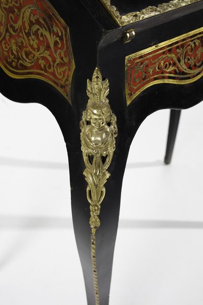 MANIFATTURA FRANCESE DEL XIX-XX SECOLO : Scrittoio a ribalta in stile Boulle in legno ebanizzato e lastronato in tartaruga e ottone, con applicazioni in bronzo dorato e gambe arcuate  - Asta Asta 395 | ARTE ANTICA E DEL XIX SECOLO Online - Associazione Nazionale - Case d'Asta italiane