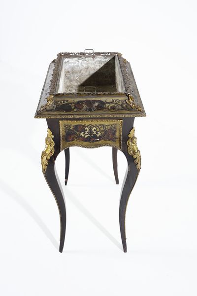 MANIFATTURA FRANCESE DEL XIX-XX SECOLO : Fioriera in stile Boulle in legno ebanizzato e lastronato in ottone, con applicazioni in bronzo dorato e gambe arcuate  - Asta Asta 395 | ARTE ANTICA E DEL XIX SECOLO Online - Associazione Nazionale - Case d'Asta italiane