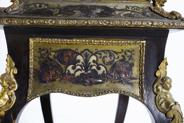 MANIFATTURA FRANCESE DEL XIX-XX SECOLO : Fioriera in stile Boulle in legno ebanizzato e lastronato in ottone, con applicazioni in bronzo dorato e gambe arcuate  - Asta Asta 395 | ARTE ANTICA E DEL XIX SECOLO Online - Associazione Nazionale - Case d'Asta italiane