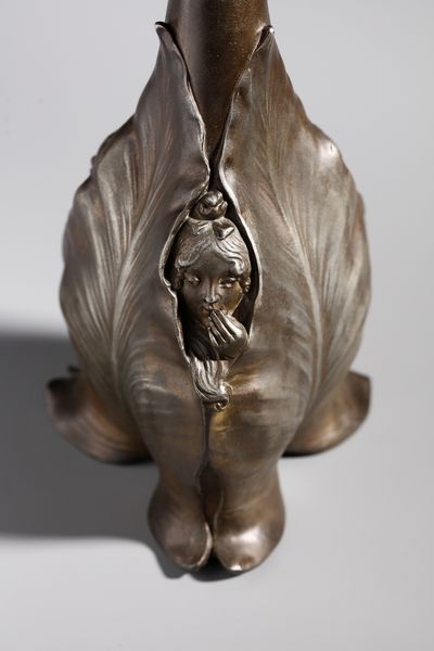 MANIFATTURA FRANCESE DEGLI INIZI DEL XX SECOLO : Vaso a balaustro in metallo in forma di stelo da cui emergono delle figure femminili  - Asta Asta 395 | ARTE ANTICA E DEL XIX SECOLO Online - Associazione Nazionale - Case d'Asta italiane