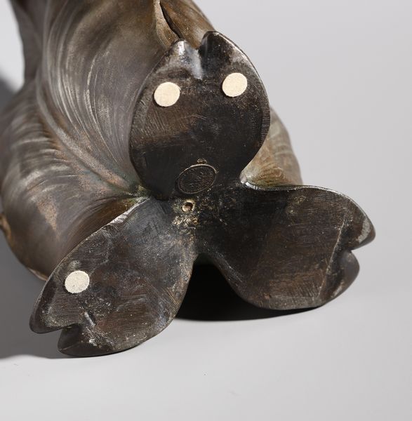 MANIFATTURA FRANCESE DEGLI INIZI DEL XX SECOLO : Vaso a balaustro in metallo in forma di stelo da cui emergono delle figure femminili  - Asta Asta 395 | ARTE ANTICA E DEL XIX SECOLO Online - Associazione Nazionale - Case d'Asta italiane