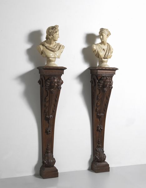 MANIFATTURA DEL XX SECOLO : Coppia di busti in gesso raffiguranti l'Apollo del Belvedere e la Diana di Versailles, su piedistalli in legno scolpito  - Asta Asta 395 | ARTE ANTICA E DEL XIX SECOLO Online - Associazione Nazionale - Case d'Asta italiane