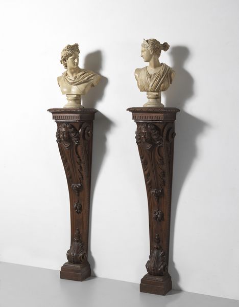 MANIFATTURA DEL XX SECOLO : Coppia di busti in gesso raffiguranti l'Apollo del Belvedere e la Diana di Versailles, su piedistalli in legno scolpito  - Asta Asta 395 | ARTE ANTICA E DEL XIX SECOLO Online - Associazione Nazionale - Case d'Asta italiane