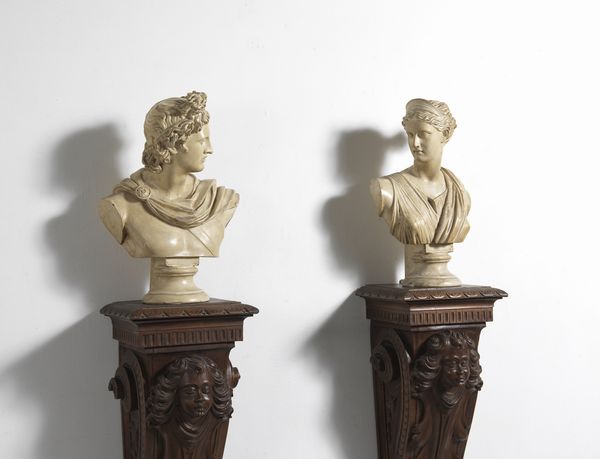 MANIFATTURA DEL XX SECOLO : Coppia di busti in gesso raffiguranti l'Apollo del Belvedere e la Diana di Versailles, su piedistalli in legno scolpito  - Asta Asta 395 | ARTE ANTICA E DEL XIX SECOLO Online - Associazione Nazionale - Case d'Asta italiane