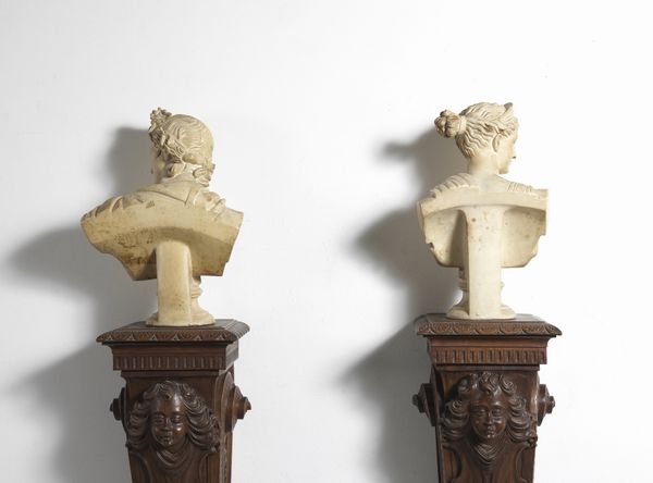 MANIFATTURA DEL XX SECOLO : Coppia di busti in gesso raffiguranti l'Apollo del Belvedere e la Diana di Versailles, su piedistalli in legno scolpito  - Asta Asta 395 | ARTE ANTICA E DEL XIX SECOLO Online - Associazione Nazionale - Case d'Asta italiane