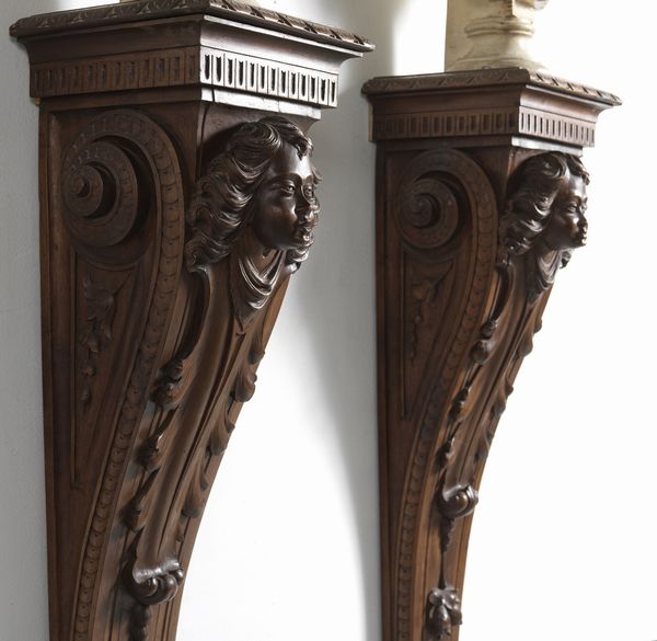 MANIFATTURA DEL XX SECOLO : Coppia di busti in gesso raffiguranti l'Apollo del Belvedere e la Diana di Versailles, su piedistalli in legno scolpito  - Asta Asta 395 | ARTE ANTICA E DEL XIX SECOLO Online - Associazione Nazionale - Case d'Asta italiane