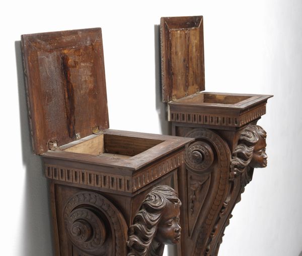 MANIFATTURA DEL XX SECOLO : Coppia di busti in gesso raffiguranti l'Apollo del Belvedere e la Diana di Versailles, su piedistalli in legno scolpito  - Asta Asta 395 | ARTE ANTICA E DEL XIX SECOLO Online - Associazione Nazionale - Case d'Asta italiane