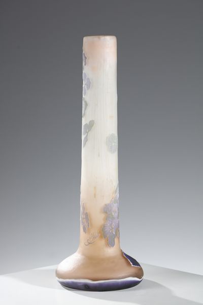 GALL� : Vaso cilindrico con base a bulbo in vetro doppio, decoro di foglie e fiori nei toni del verde e del lilla, finemente inciso ad acido su fondo rosato  - Asta Asta 395 | ARTE ANTICA E DEL XIX SECOLO Online - Associazione Nazionale - Case d'Asta italiane