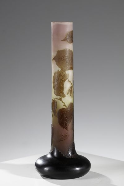 GALL� : Vaso cilindrico con base a bulbo in vetro doppio, decoro di foglie nei toni del bruno, finemente inciso ad acido su fondo variegato verde e rosato  - Asta Asta 395 | ARTE ANTICA E DEL XIX SECOLO Online - Associazione Nazionale - Case d'Asta italiane