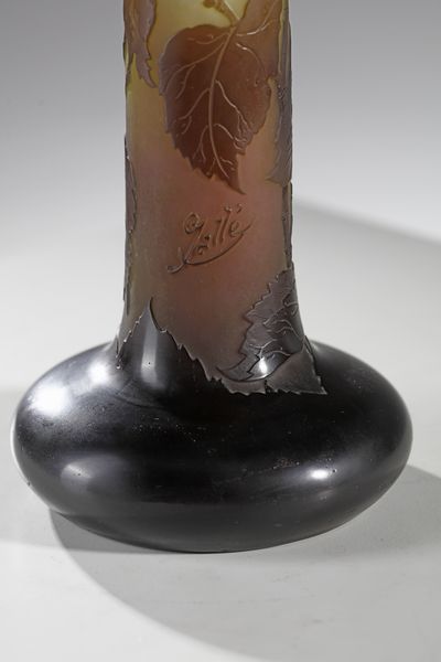 GALL� : Vaso cilindrico con base a bulbo in vetro doppio, decoro di foglie nei toni del bruno, finemente inciso ad acido su fondo variegato verde e rosato  - Asta Asta 395 | ARTE ANTICA E DEL XIX SECOLO Online - Associazione Nazionale - Case d'Asta italiane