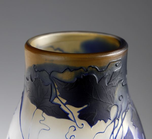 MANIFATTURA FRANCESE : Vaso in vetro doppio, con decori vegetali, nei toni del blu su fondo bianco  - Asta Asta 395 | ARTE ANTICA E DEL XIX SECOLO Online - Associazione Nazionale - Case d'Asta italiane