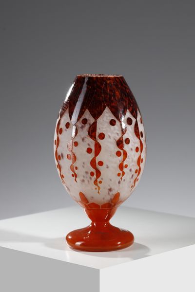 SCHNEIDER : Vaso della serie Rubaniers, in vetro doppio, nei toni arancio e rosso su fondo bianco  - Asta Asta 395 | ARTE ANTICA E DEL XIX SECOLO Online - Associazione Nazionale - Case d'Asta italiane