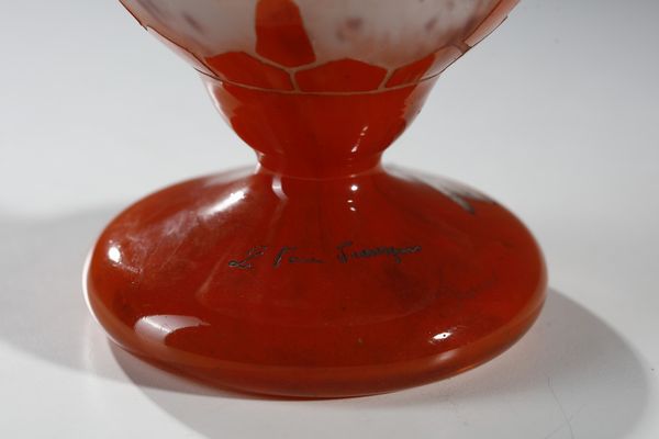 SCHNEIDER : Vaso della serie Rubaniers, in vetro doppio, nei toni arancio e rosso su fondo bianco  - Asta Asta 395 | ARTE ANTICA E DEL XIX SECOLO Online - Associazione Nazionale - Case d'Asta italiane