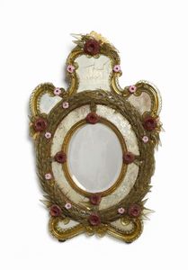 MANIFATTURA VENEZIANA DEL XX SECOLO - Specchiera con cornice in vetro con elementi fitomorfi e fiori applicati