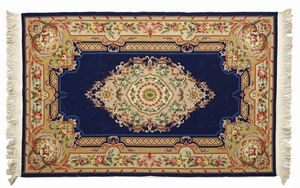 MANIFATTURA CINESE : Tappeto con decorazioni in stile Aubusson  - Asta Asta 395 | ARTE ANTICA E DEL XIX SECOLO Online - Associazione Nazionale - Case d'Asta italiane