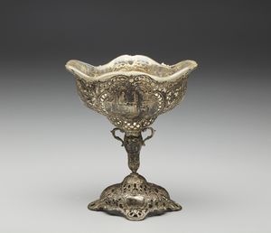 ARGENTIERE TEDESCO DEL XX SECOLO : Coppa in argento cesellato e traforato, con motivi decorativi fitomorfi a rilievo e decorazioni a tema biblico, vetro interno  - Asta Asta 395 | ARTE ANTICA E DEL XIX SECOLO Online - Associazione Nazionale - Case d'Asta italiane