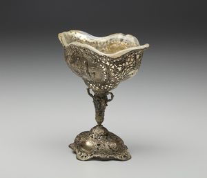 ARGENTIERE TEDESCO DEL XX SECOLO : Coppa in argento cesellato e traforato, con motivi decorativi fitomorfi a rilievo e decorazioni a tema biblico, vetro interno  - Asta Asta 395 | ARTE ANTICA E DEL XIX SECOLO Online - Associazione Nazionale - Case d'Asta italiane