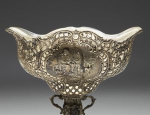 ARGENTIERE TEDESCO DEL XX SECOLO : Coppa in argento cesellato e traforato, con motivi decorativi fitomorfi a rilievo e decorazioni a tema biblico, vetro interno  - Asta Asta 395 | ARTE ANTICA E DEL XIX SECOLO Online - Associazione Nazionale - Case d'Asta italiane