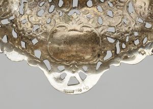 ARGENTIERE TEDESCO DEL XX SECOLO : Coppa in argento cesellato e traforato, con motivi decorativi fitomorfi a rilievo e decorazioni a tema biblico, vetro interno  - Asta Asta 395 | ARTE ANTICA E DEL XIX SECOLO Online - Associazione Nazionale - Case d'Asta italiane